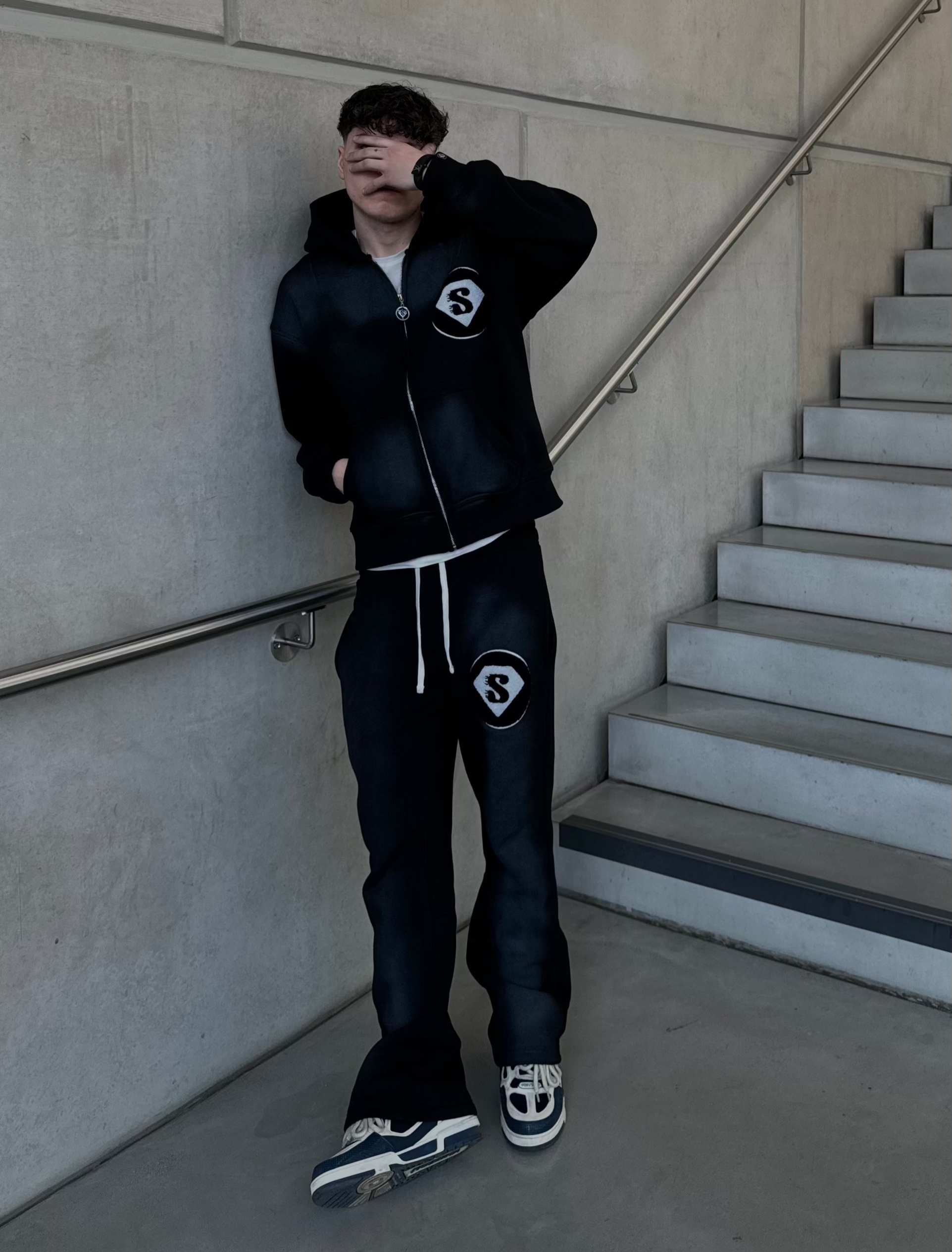 BASIC ZIP-HOODIE SCHWARZ